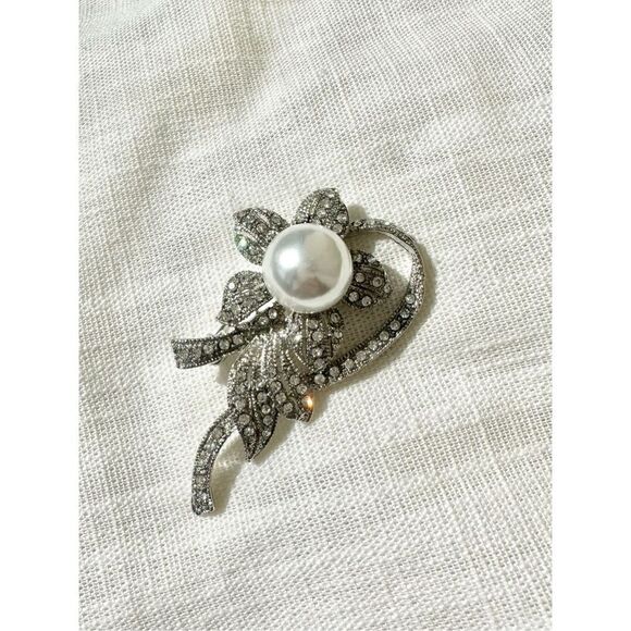 ￼ Cubic zirconia flower with faux Pearl brooch - Picture 1 of 3